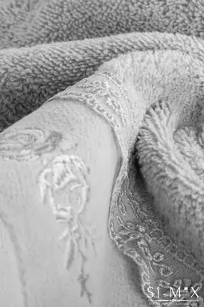 Uterák sivý s krajkou/30x50cm 500gsm. Uterák sivý s krajkou/30x50cm 500gsm.