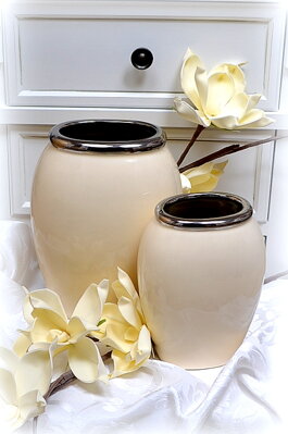 Váza vysoká krémová