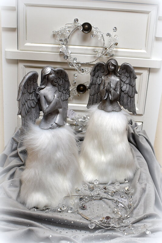 Anjel sivý s bielu huňatou sukňou 