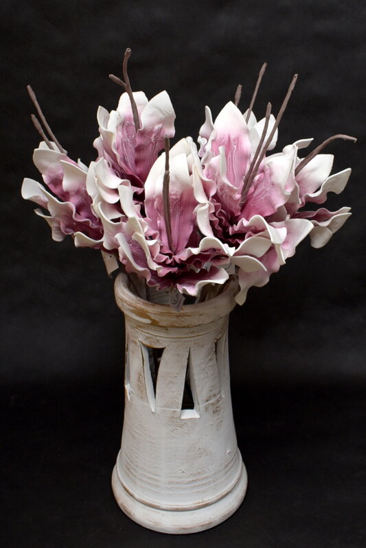 Kvet dekoratívny fialovo biely