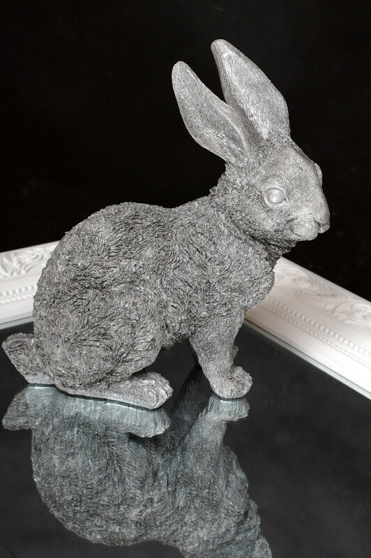 Soška zajac sivý