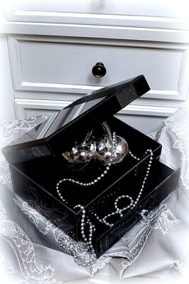 Box glamour čierny so šuflíkom 