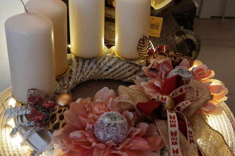 Adventné vence, vianočná dekorácia, sviečky,ozdoby, 